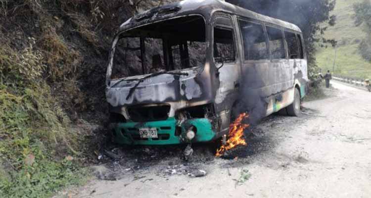 Bus quemado entre Salento y Toche fue incinerado en extorsión