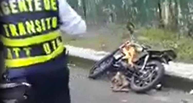 Motociclista prefirió prender fuego a su vehículo en Armenia antes que pagar comparendo