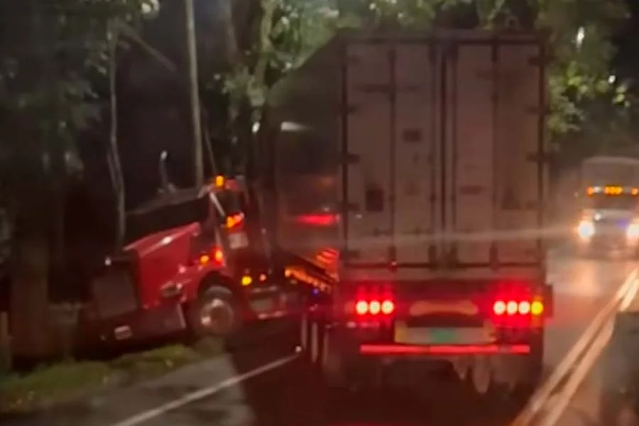 Peatón murió atropellado tractomula Calarcá El Caimo