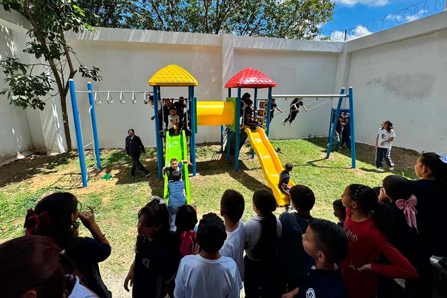 parque lúdico en escuela de La Isabela en Montenegro