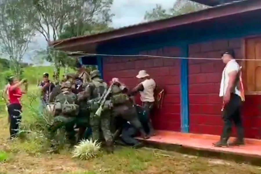 comunidad atacó al Ejército para impedir que capturaran disidente de las Farc